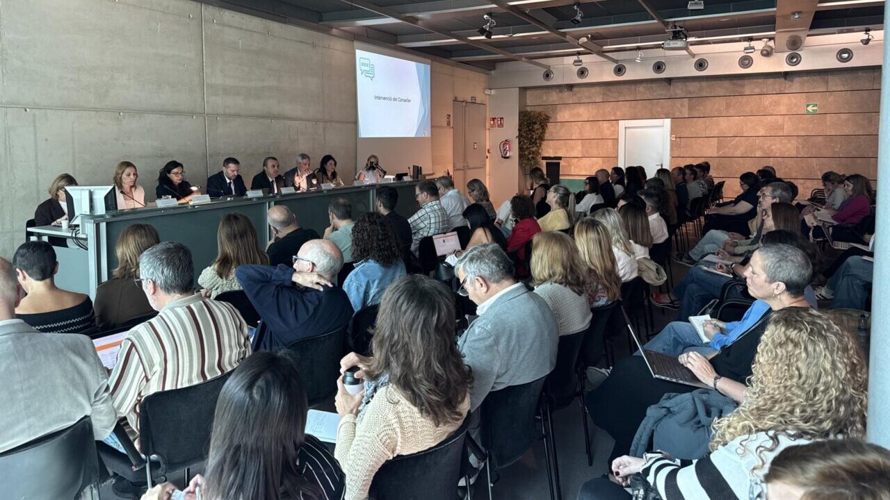 Reunión de profesores en un auditorio con panel de expertos