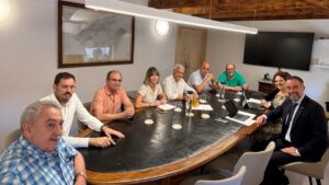 Reuni&oacute;n de transportistas discutiendo ayudas del Govern por la guerra en Ir&aacute;n