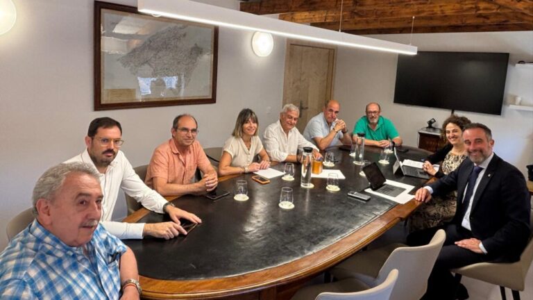 Reunión de transportistas discutiendo ayudas del Govern por la guerra en Irán