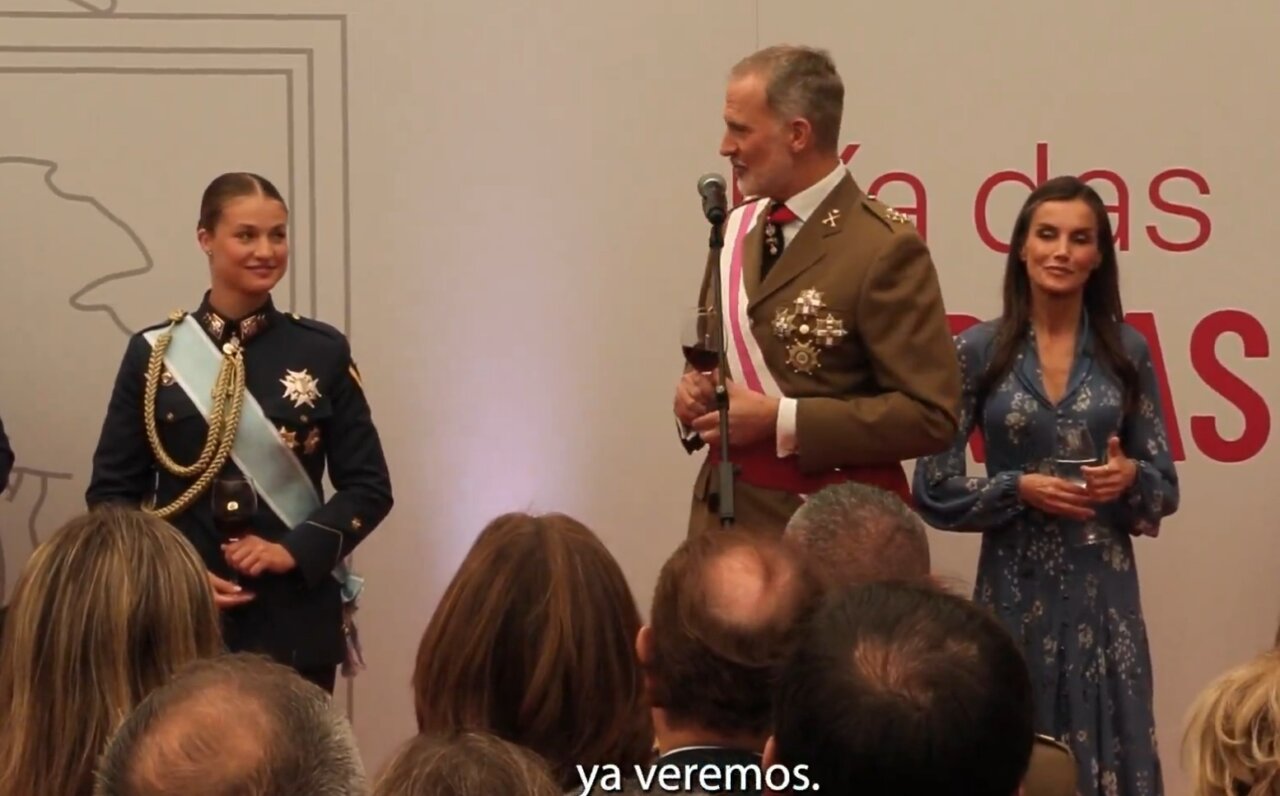 El rey Felipe VI y su hija Leonor durante un brindis en un desfile militar.