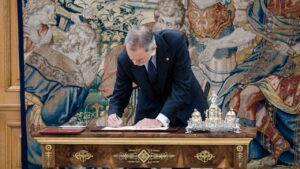 El Rey firmando la reforma de la Constituci&oacute;n Espa&ntilde;ola en un escritorio.