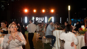 Celebraci&oacute;n del decimoquinto aniversario del RIU Plaza Panam&aacute; con invitados disfrutando.