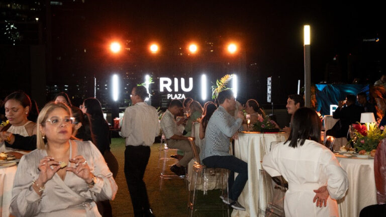Celebraci&oacute;n del decimoquinto aniversario del RIU Plaza Panam&aacute; con invitados disfrutando.