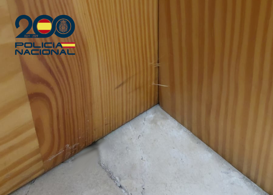 Marca de hilo de pegamento en una puerta tras un robo en Palma