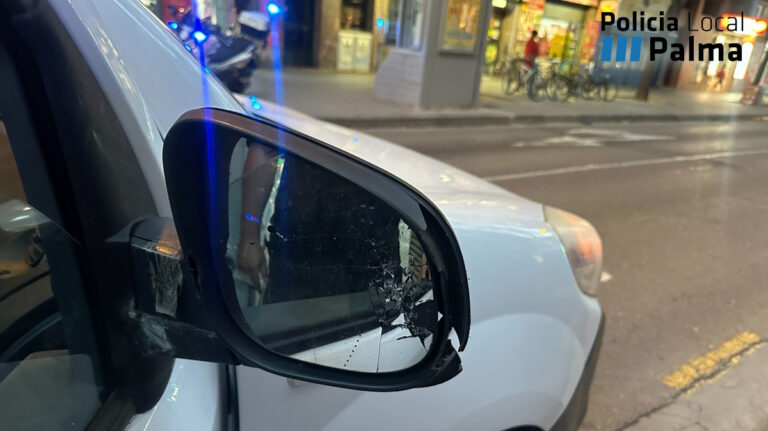 Retrovisor dañado de un vehículo tras un robo de mochila