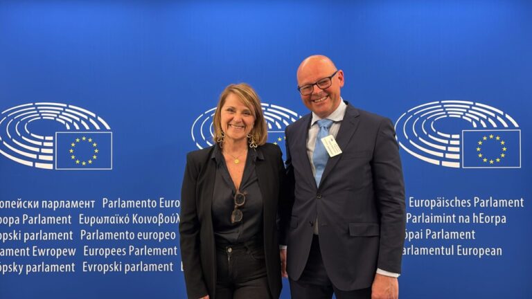Rosa Estar&agrave;s y Antoni Riera en el Parlamento Europeo