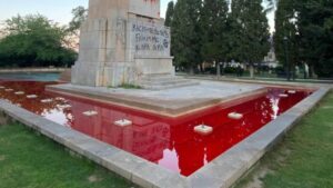 Monolito de sa Feixina con pintadas y agua te&ntilde;ida de rojo