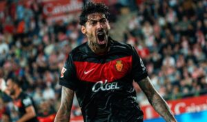 Sam&uacute; Costa celebrando un gol con el RCD Mallorca en un partido
