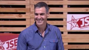 Pedro S&aacute;nchez sonriendo durante su discurso en el congreso de Juventudes Socialistas.