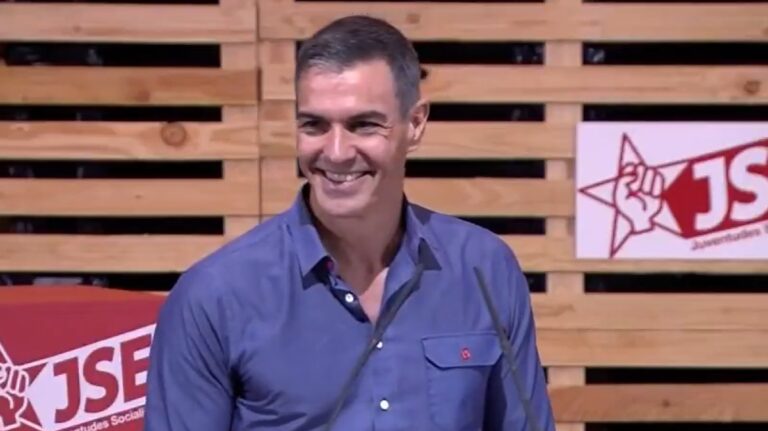 Pedro S&aacute;nchez sonriendo durante su discurso en el congreso de Juventudes Socialistas.