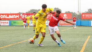 Jugadores de SD Ibiza y Poblense compitiendo en un partido de f&uacute;tbol