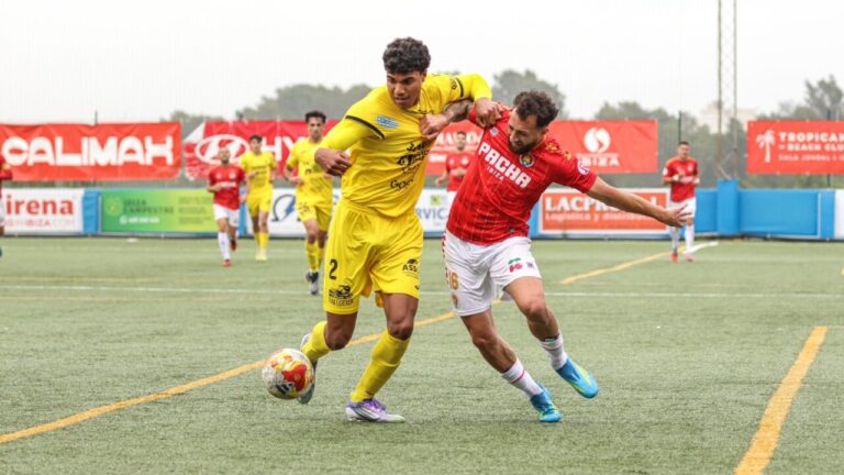 Jugadores de SD Ibiza y Poblense compitiendo en un partido de fútbol