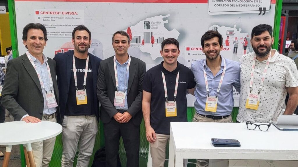 Grupo de personas en un evento de innovaci&oacute;n tecnol&oacute;gica en Madrid