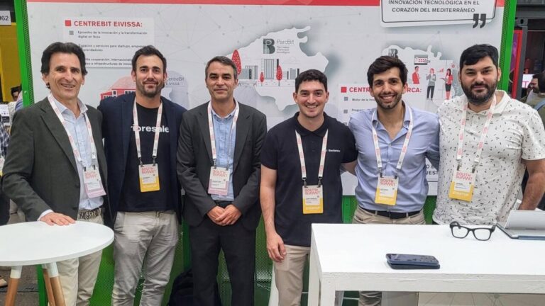 Grupo de personas en un evento de innovación tecnológica en Madrid