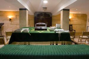 Interior de una sinagoga en Palma con libros y mesa de oraci&oacute;n