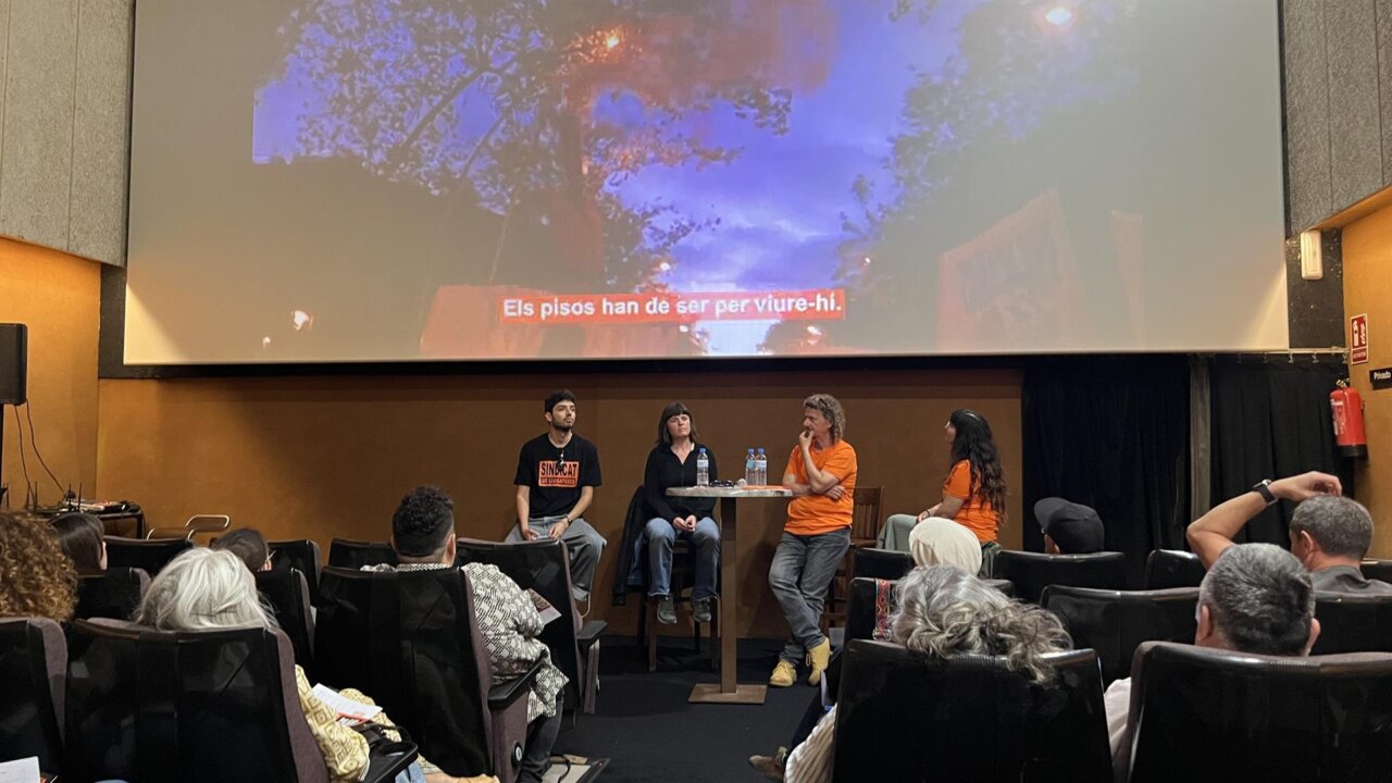 Presentaci&oacute;n del Sindicat de Llogateres en Cine Ciutat con miembros del colectivo