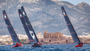 Veleros compitiendo en la Puerto Portals 52 SUPER SERIES con la bah&iacute;a de Palma de fondo