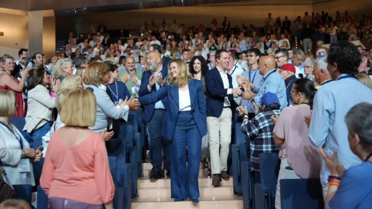 Marga Prohens saludando a los asistentes en el congreso del PP en Palma