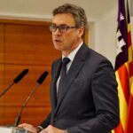 Un funcionario hablando sobre mejoras laborales en Baleares