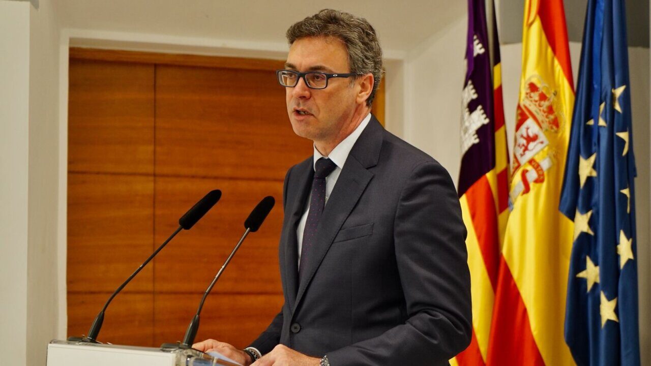 Un funcionario hablando sobre mejoras laborales en Baleares