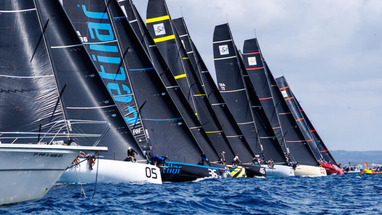 Veleros compitiendo en la Puerto Portals 52 SUPER SERIES