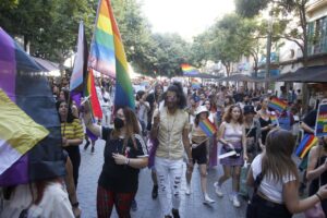 Manifestaci&oacute;n del Orgullo LGTBI en Palma con banderas de colores
