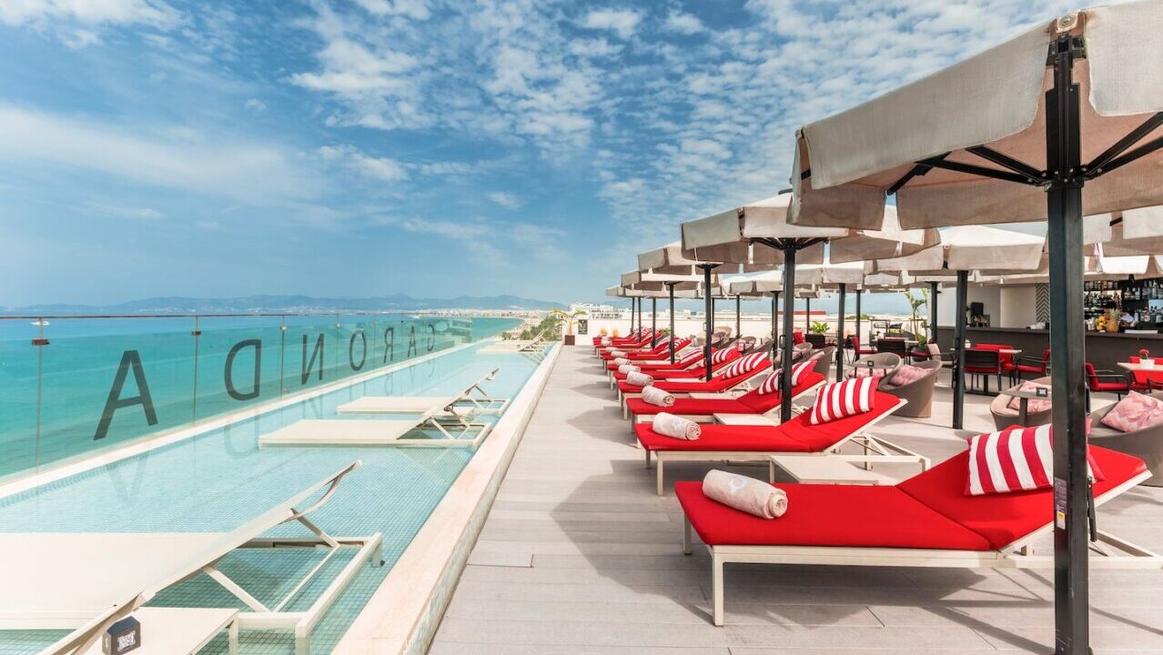 Terraza con tumbonas rojas y vista al mar