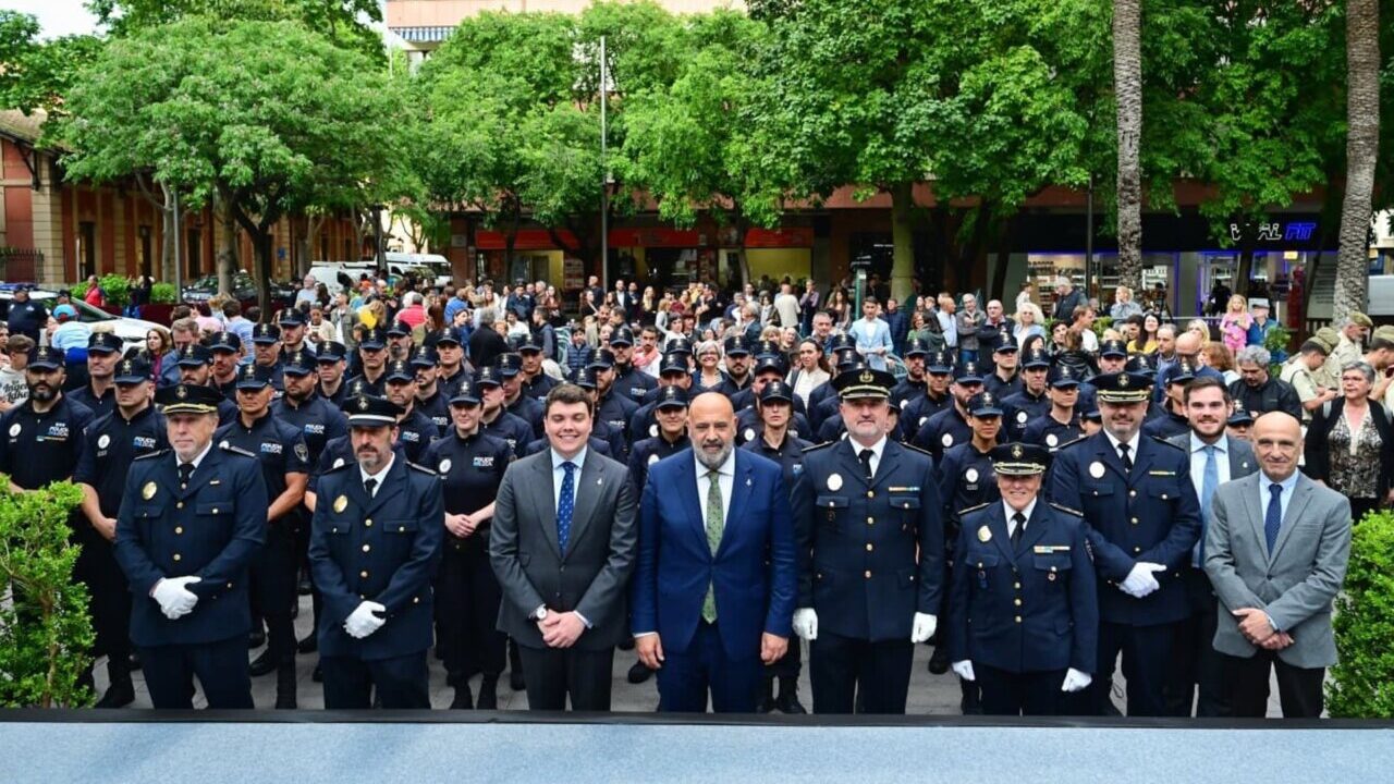 El alcalde de Palma con nuevos agentes de la Polic&iacute;a Local en ceremonia de toma de posesi&oacute;n