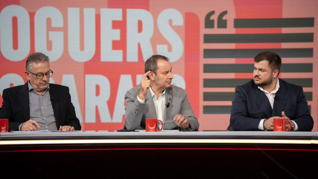 Tres panelistas discutiendo en un programa de televisi&oacute;n