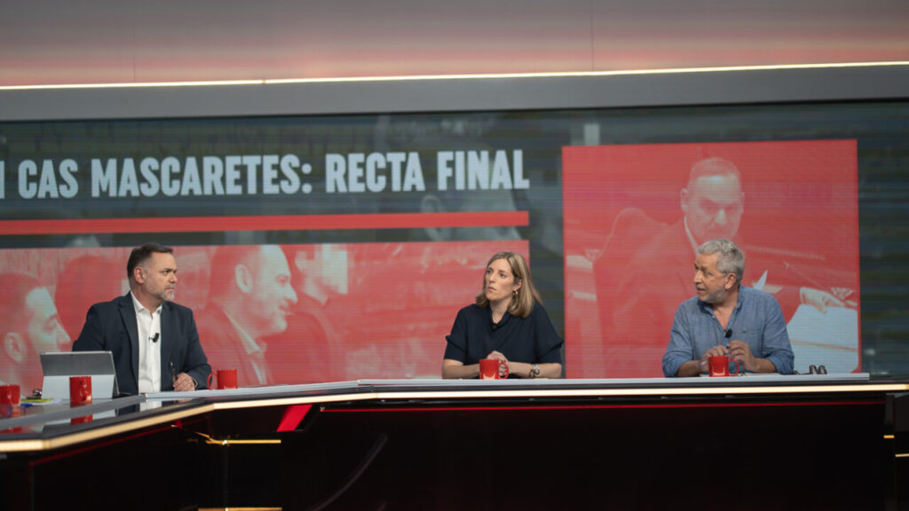 Tres presentadores discutiendo en un programa de televisión