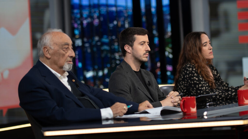 Tres presentadores en un programa de televisi&oacute;n discutiendo temas actuales