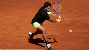 Munar jugando al tenis en la arcilla durante un torneo en Ginebra