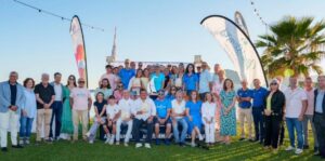 Grupo de personas en la entrega del Trofeo Alcudiamar en Alcudia