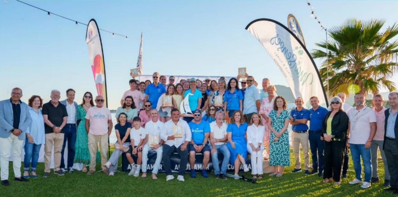 Grupo de personas en la entrega del Trofeo Alcudiamar en Alcudia