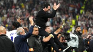 Unai Emery celebra con Dibu Mart&iacute;nez tras ganar la Europa League.