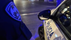 Se sube al coche mientras la gr&uacute;a lo enganchaba y huye borracho y drogado