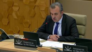 Conseller de Educaci&oacute;n Antoni Vera durante su comparecencia en el Parlament de les Illes Balears