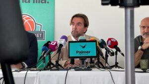 Vicen&ccedil; Palmer durante la presentaci&oacute;n del proyecto del Palmer Basket con micr&oacute;fonos y pantallas.