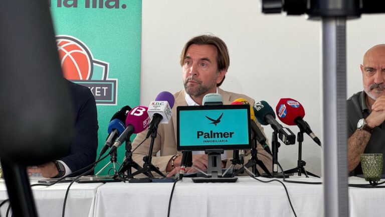 Vicenç Palmer durante la presentación del proyecto del Palmer Basket con micrófonos y pantallas.