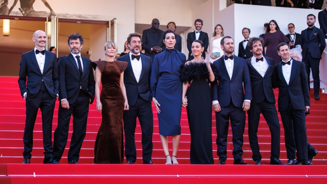 Victoria Luengo en la alfombra roja de Cannes con Javier Bardem y el equipo de la pel&iacute;cula.