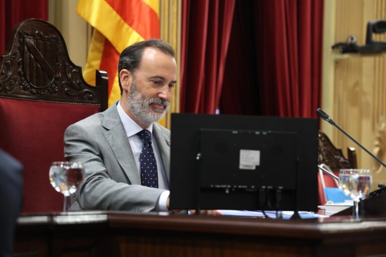 Gabriel Le Senne en una reuni&oacute;n pol&iacute;tica en el Parlamento