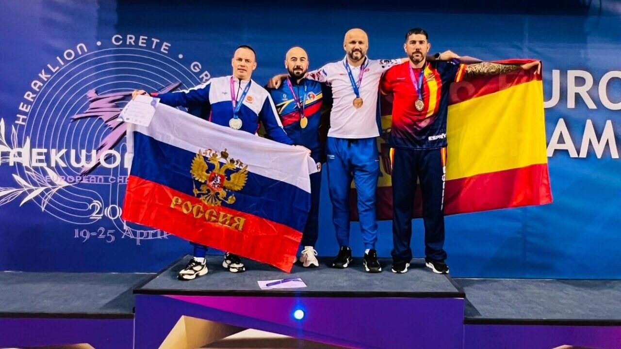 Walter Rivero en el podio con medallas en el Campeonato de Europa