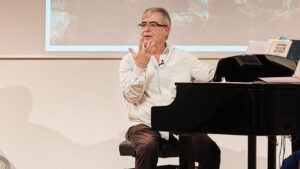 Xisco Bonnin interpretando m&uacute;sica en un piano durante un evento