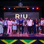 Grupo de colaboradores de RIU en la gala del 25 aniversario en Jamaica
