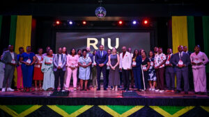 Grupo de colaboradores de RIU en la gala del 25 aniversario en Jamaica