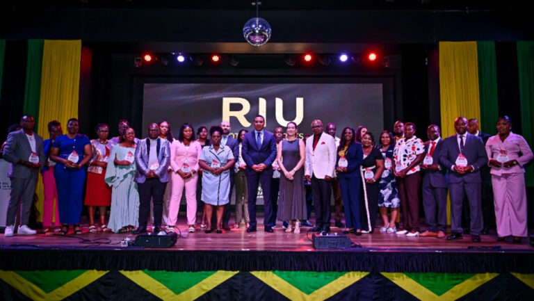 Grupo de colaboradores de RIU en la gala del 25 aniversario en Jamaica