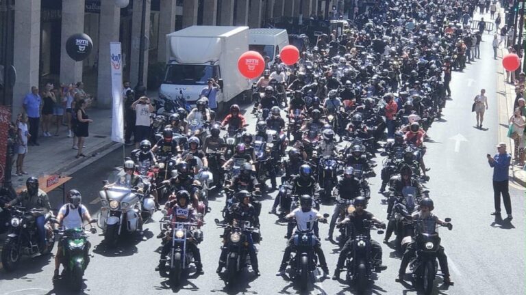 Concentraci&oacute;n de motoristas en la avenida Jaume III durante Motorock 2026
