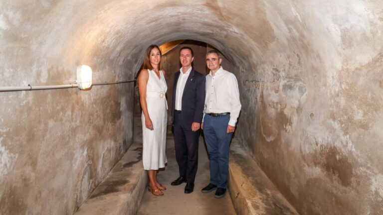 Tres personas en un refugio antiaéreo de la Guerra Civil en Mallorca