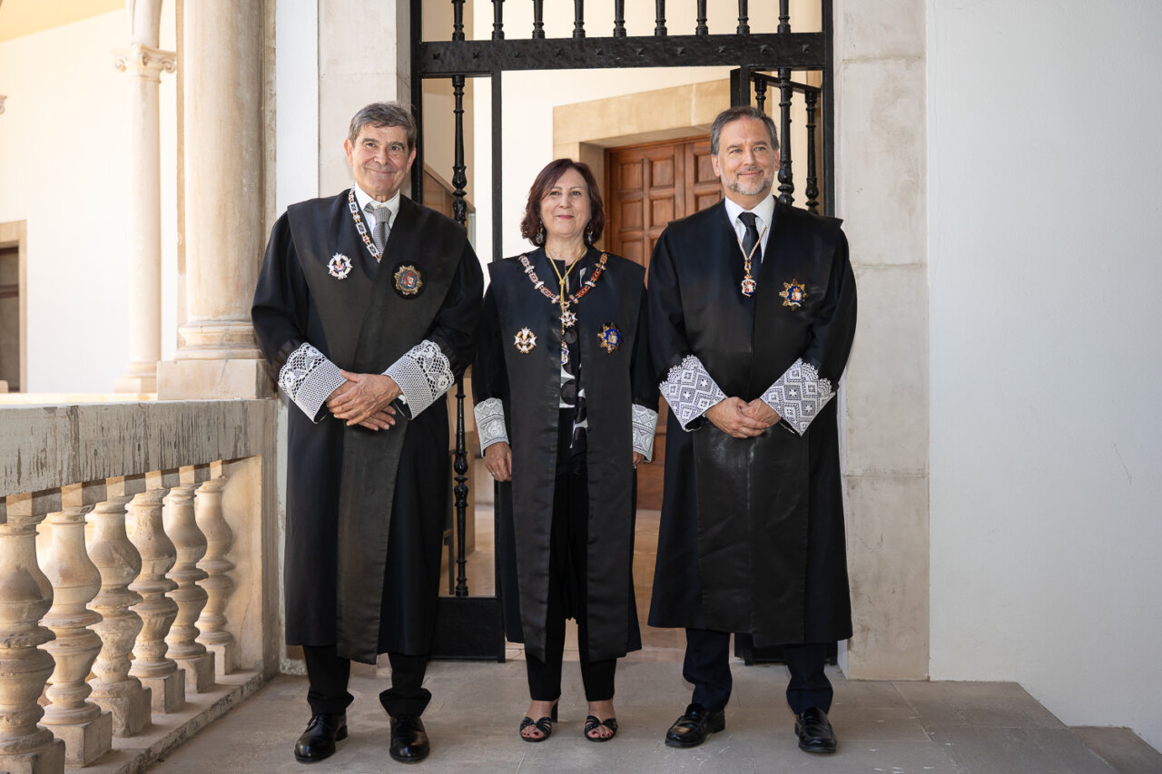 Tres fiscales superiores posando en un edificio histórico