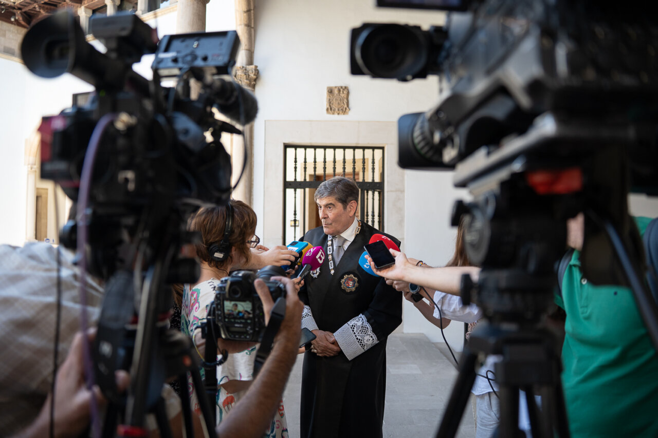 Fiscal superior Adrian Salazar hablando con periodistas rodeado de cámaras